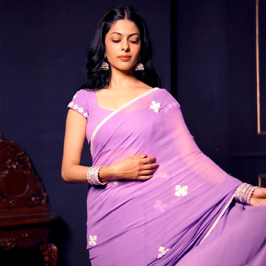 Elegant woman wearing a lavender saree dyed with Kadam Pakka Rang, showcasing soft pastel hues and graceful traditional style.